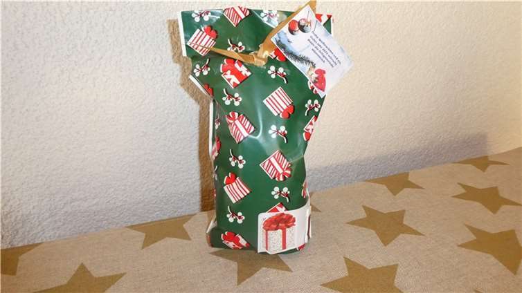 Für die Senioren gab es ein kleines Geschenk. Foto: privat