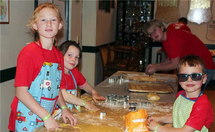 Für die Senioren wurden Plätzchen gebacken.