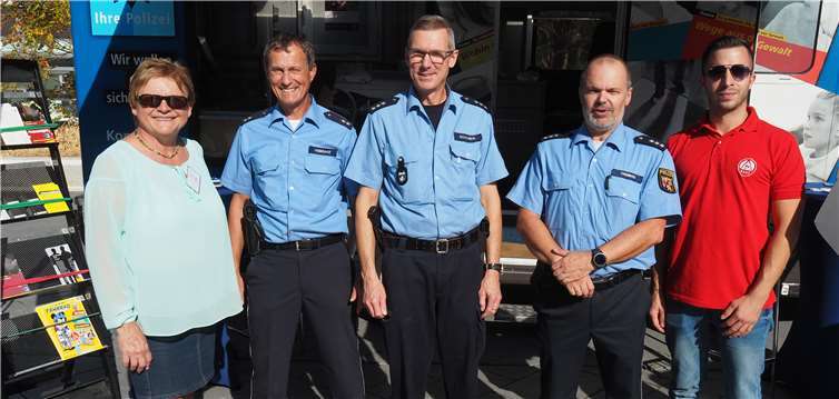 Für die Sicherheit auf dem Zentralplatz: v.li. Gabi Theis (Kripo Koblenz) , POK Dietrich Viebranz, PHK Michael Schaab-Reinhardt und PHK Ralf Thomas, David Hofmann (B.A.D.S.). Fotos: HH