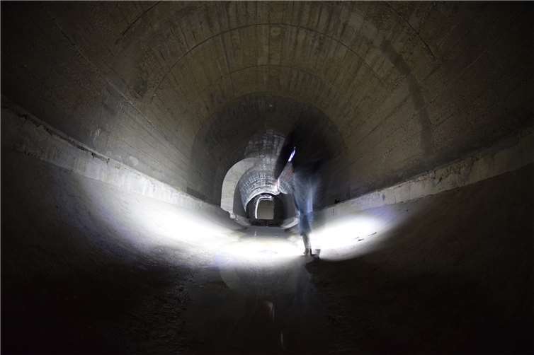 Für die Sonderführungen am 11. und 12. Februar rücken Besucher erstmals in den rückgebauten Teil des Regierungsbunkers ein. So wird der Originalschauplatz zur Bühne der geschichtlichen Vermittlung.  Foto: Jörg Diester