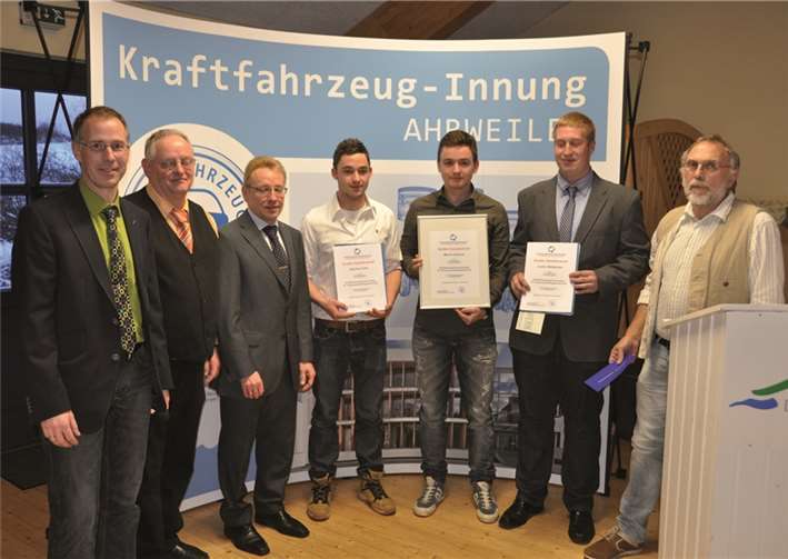 Für die Sparkasse überreichte Günter Witsch im Beisein von Dirk Waldecker, Wilfried Dümpelfeld und Jörg Dargel den mit 500 Euro dotierten Förderpreis des Handwerker-Nachwuchses der Sparkassenstiftung „Zukunft Kreis Ahrweiler“ an den Prüfungsbesten der KFZ-Innung Marvin Schuch.