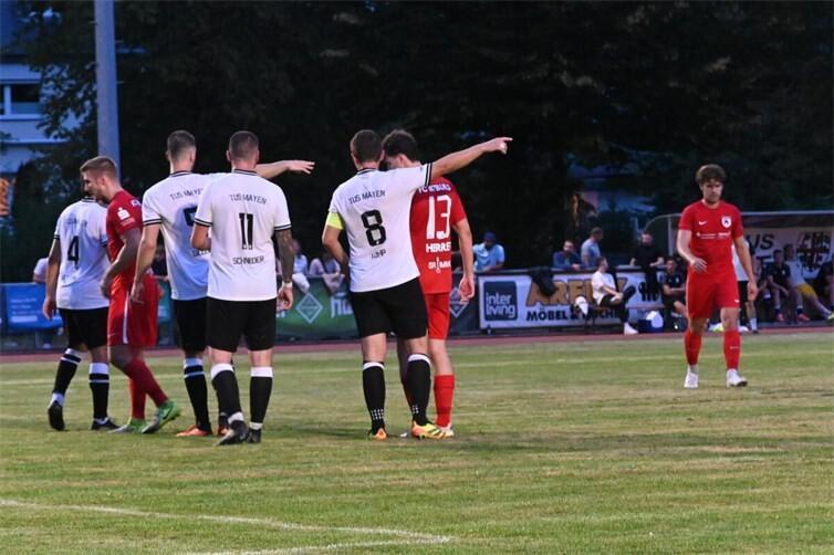 Für die Spieler des TuS Mayen (in den weißen Tritots) ging es gegen den FC Bitburg in die falsche Richtung. Foto: SK