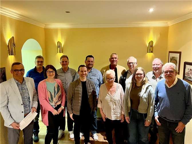 Für die Stadtratswahl kandidieren für die FWG unter anderem (v.l.n.r.): Spitzenkandidat Ralf Kirschbaum, Dietmar Schmahl, Anja Allgeier, Jörg Klapdohr, Lorenzo Romano, Andreas Salz, Brigitte Hömig, Oliver Schmidt, Roland Thees, Isabelle Fossemer, Volker Wuttkopf und Michael Schneider.  Foto: FWG der Stadt Linz