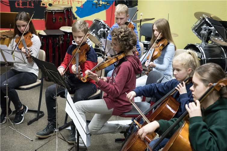Für die Streicher wurde wegen der hohen Dominanz bei anspruchsvollen Orchesterstücken eine eigene Gruppe aufgebaut.CEW