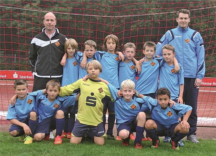 Für die TuS Koblenz nahm die von Thorsten Henneberg und Philipp Langen trainierte U10 der Schängel teil. Stehend v.l.: Trainer Thorsten Henneberg, Max Klostermann, Cedric Henneberg, Nuno Butz, Max Schmeel, Jannik Semmler, Max Tarasow, Trainer Philipp Langen. Kniend: Marvin Geissen, Malte Riebel, Cedric Taxis, Simon Klein, Yamine Elmoujahid. Es fehlten: Philipp Knapp, Tanyel Reinhardt-Yilmaz, Leo Sauerborn.TH