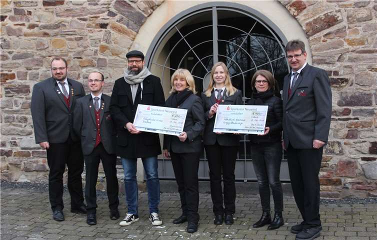 Für die Unterstützung und die tolle Zusammenarbeit bedankte sich das Blasorchester Maischeid & Stebach mit Spenden an den Volksbund Deutscher Kriegsgräberfürsorge in Höhe von 400 Euro und bei der evangelischen Kirche Dierdorf in Höhe von 100 Euro.Foto: privat