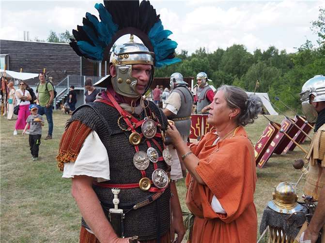 Für die Vorsitzende Christine Dietrich gab es bei der Ankleide des Centurio viel zu tun.