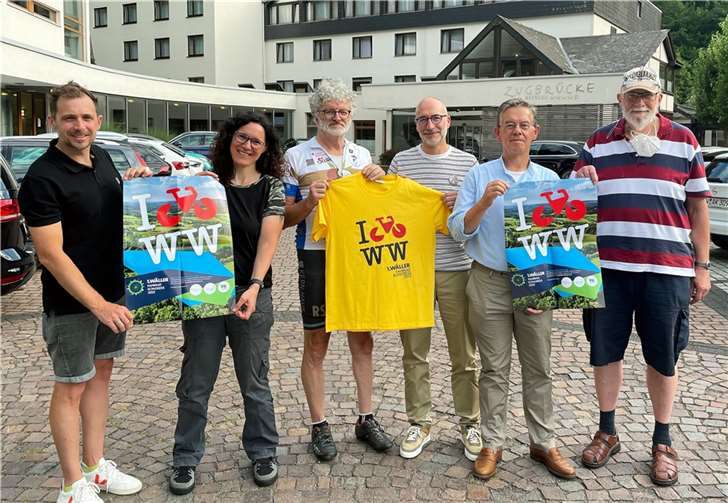 Für die WFK-Projektgruppe überreicht Uli Schmidt das erste WFK-T-Shirt an Olaf Gstettner als Chef der „Zugbrücke“ - in dem die Premiere des Kongresses am 15. Oktober stattfinden wird. Alle Radfans können das T-Shirt nun erwerben. Quelle: WFK