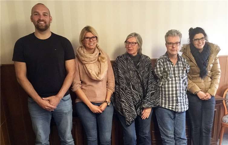 Für die WGR als Ortsbeiratskandidaten der Kernstadt treten an (v.li.n.re.): Martin Pelzer, Charlotte Pelzer, Doris Langenfeld (früher Blumengeschäft in der Fußgängerzone), Peter Wyborny und Mechthild Wyborny. Leider mussten Brigitte Girauld (Akteum) und Linda Herber (Lindas Trödel Lädchen) trotz des späteren Wahltermins unerwartet noch spätere Kunden bedienen. Foto: privat