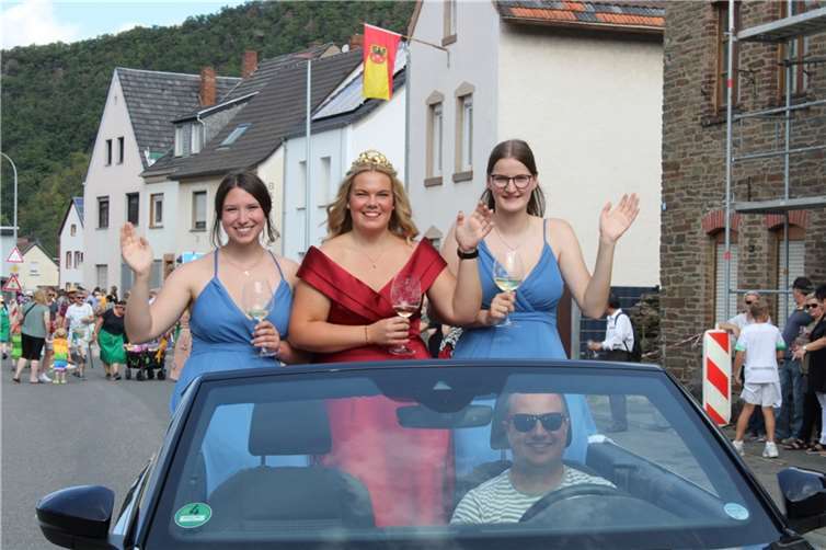 Für die Weinmajestäten aus Mayschoß war es nur ein Katzensprung ins Nachbardorf.
