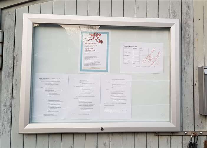 Für die Wormersdorfer wurden ein Schaukasten und zwei Briefkästen aufgehängt, die der Information und dem Sammeln von Ideen dienen sollen. Foto: privat