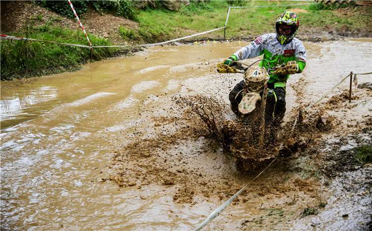 Für die Zuschauer ein Spektakel, doch für die Rennfahrer war das Wasserloch eine Herausforderung.