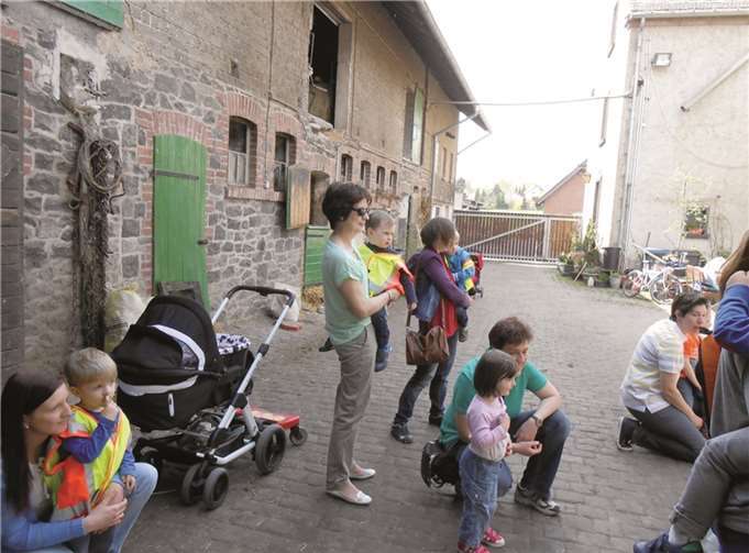 Für die Zweijährigen ist der Ausflug auf den Bauernhof jedes Jahr ein Erlebnis. privat
