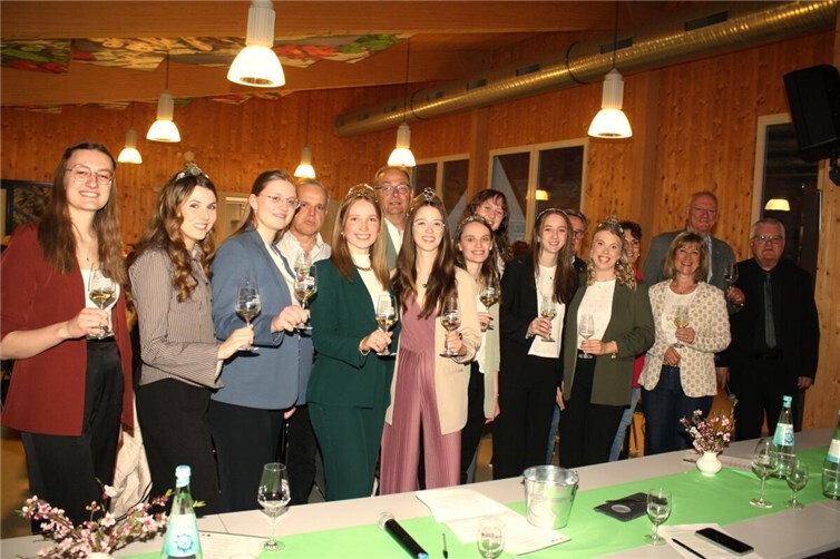 Für die angenehme Versorgung der erwartungsfreudigen Gäste zeichneten die amtierenden Weinmajestäten aus Ediger-Eller, Neef und Bremm verantwortlich.