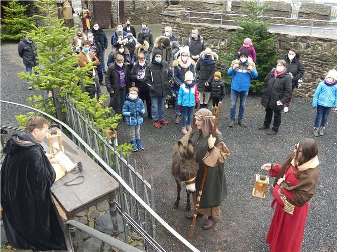 Für die angeordnete Volkszählung musstensich Maria und Josef zuerst registrieren lassen.