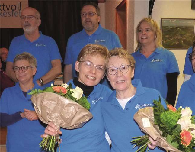 Für die beiden Sängerinnen Claudia Schlich und Helga Sonderkamp gab es zum Geburtstag Blumen und ein Ständchen.