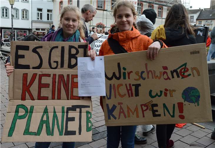 Globale Demos: Teilnehmer von „Fridays for Future“ fordern sofortiges Handeln Für die beiden Schülerinnen Raja und Josefine ausd Bendorf war es die erste Teilnahme an einer Demo.