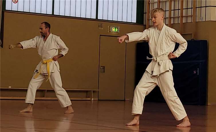 Für die beiden Teilnehmer bedeutete die Prüfung nicht nur eine neue Gürtelfarbe, sondern auch ein besonderer Meilenstein. Foto: Karate-Club Ochtendung