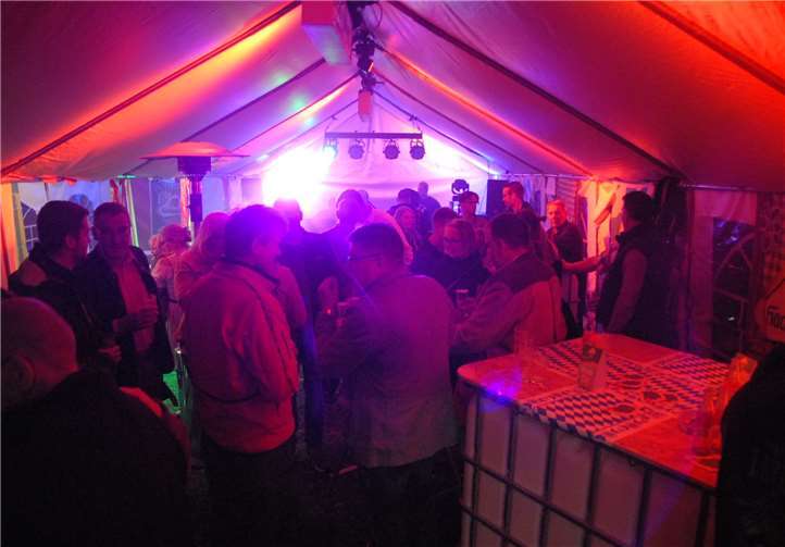 Für die bunte Beleuchtung im Partyzelt hatte der Förderverein der Freiwilligen Feuerwehr Oberdreis gesorgt.