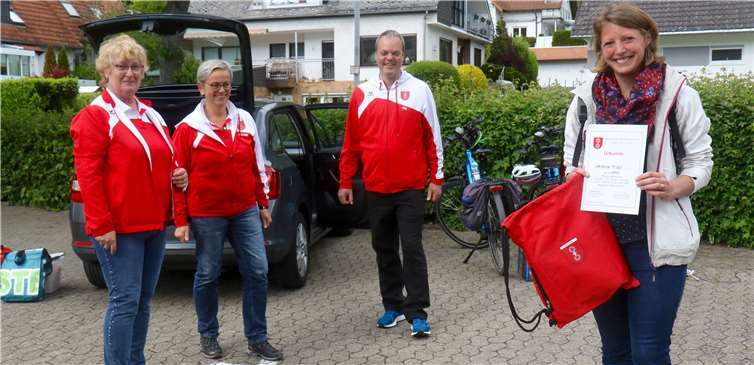 Für die drei aktivsten Teilnehmer jeder Altersklasse gab es zudem Sportkleingeräte (BlackRoll, Balancepad, BlackRoll-Knochen bzw. –Kugeln) für daheim, worüber sich die Gewinner sichtlich freuten.Foto: privat