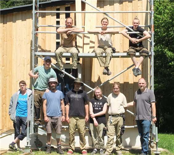 Für die energetische Sanierung der Freizeitstätte Kelberg erhielten die Schüler Berufsschule (BBS) des Heinrich-Hauses Neuwied jetzt gemeinsam mit den verantwortlichen Lehrkräften und Ausbildern auch eine Auszeichnung des Bistums Trier.Foto: Heinrich Haus