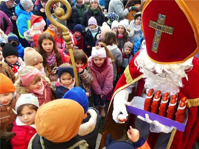 Für die erwartungsfreudige Kinderschar gab es als Präsent Nikoläuse aus Schokolade vom heiligen Mann.