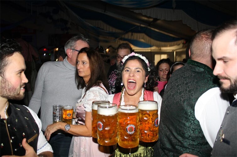 Für die freundlichen Bedienungen war beim Schleppen der Bierkrüge irgendwann kaum noch ein Durchkommen.