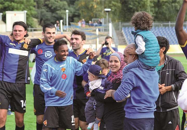 Für die größtenteils aus Syrien stammenden Gäste bot der Stadionbesuch in Koblenz eine besondere Abwechslung zum Camp-Alltag.privat