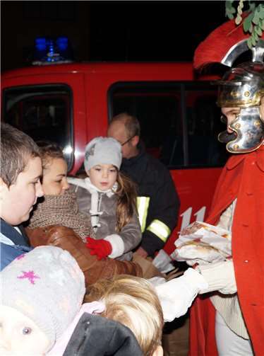 Für die großen und kleinen Kinder hatte St. Martin Brezeln im Gepäck.