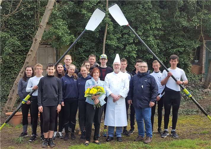 Für die gute Verpflegung überreichte die Rudergesellschaft den Gastergebern einen Blumenstrauß. privat