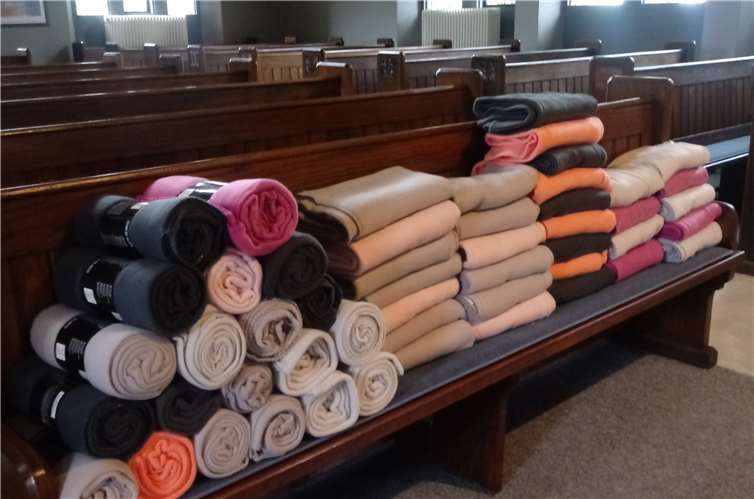 Für die herbstlichen Temperaturen der nächsten Wochen wurden extra Decken für die Gottesdienstteilnehmer angeschafft. Foto: privat