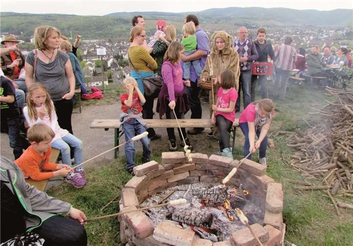 Für die jüngsten Festbesucher waren der Besuch des Osterhosen und das gemeinsame Ostereiersuchen Höhepunkte des Festes.