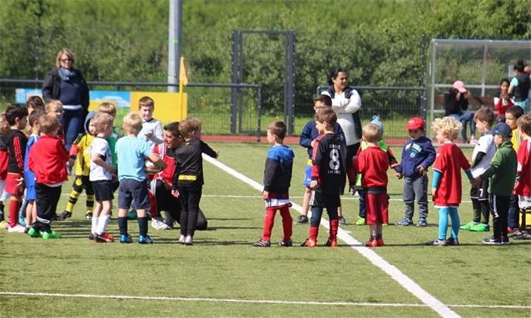 Für die jüngsten Fußballerinnen und Fußballer hat der SV Rot-Weiß Merl drei Bambini-Gruppen eingerichtet. privat