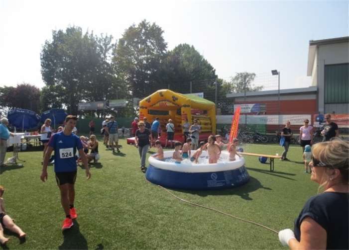 Für die jüngsten Läufer hatte man aufgrund der hohen Temperaturen Kurzerhand einen Pool im Zielbereich aufgestellt, der regen Zuspruch fand.