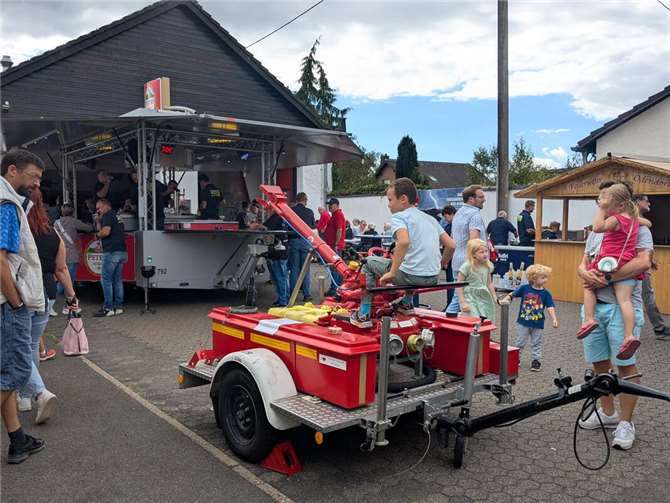 Neues Konzept begeistert beim Feuerwehrfest  Für die jungen Technikfans gab es Gerät und Wagen zum Anfassen.