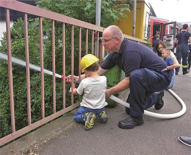 Für die kleinen Besucher besteht die Möglichkeit, einen Feuerwehrschlauch in die Hand zu nehmen und ein echtes Femur zu löschen. privat