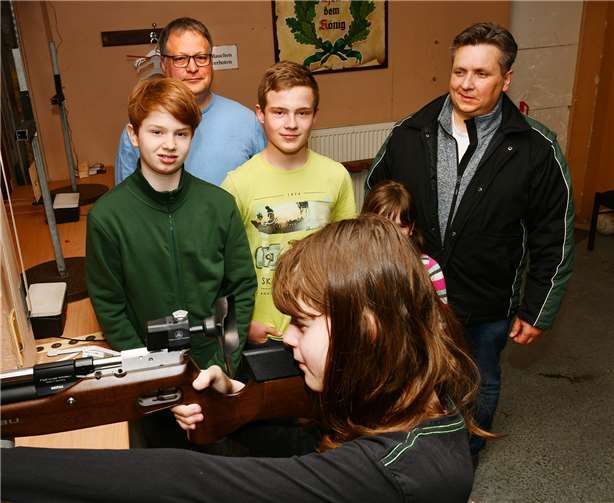 Für die kleinen Besucher gibt esauch Lasergewehre, wie hier in Bad Bodendorf.