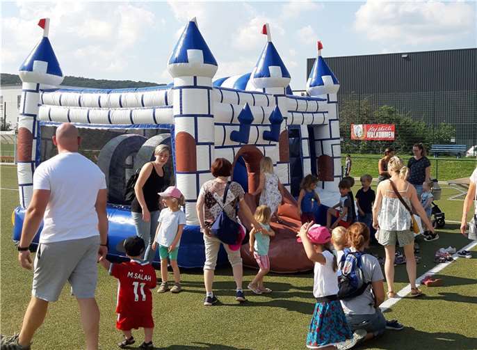 Für die kleinen Gäste gab es auch eine Hüpfburg.