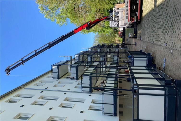 Für die künftigen Mieter werden zurzeit noch Balkone installiert. Von hier aus blickt man ins Grüne. Foto: Michael Stoll/GSG