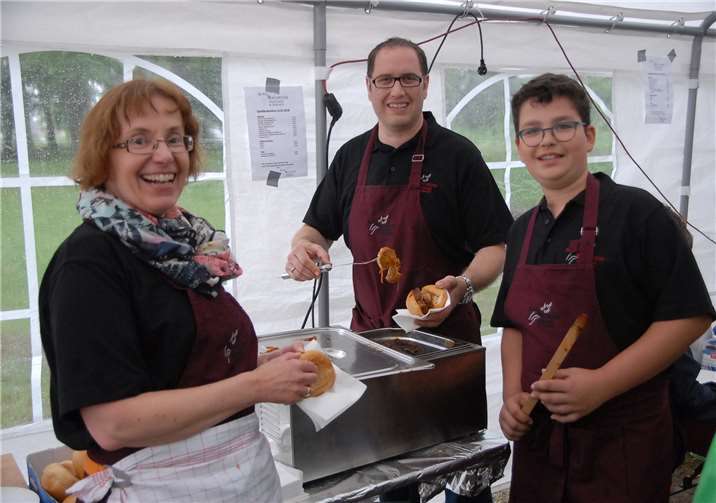 Für die kulinarischen Erlebnisse sorgte das Küchenteamum Andreas Dasbach. Der heiße, herzhafteSpießbraten ging weg wie warme Semmeln.