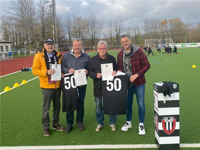 Für die langjährige Treue erhielten die Mitglieder neben einer Urkunde auch ein Trikot. Foto: privat