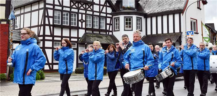 Für die musikalische Begleitung sorgte der Spielmannszug Blau-Weiß.