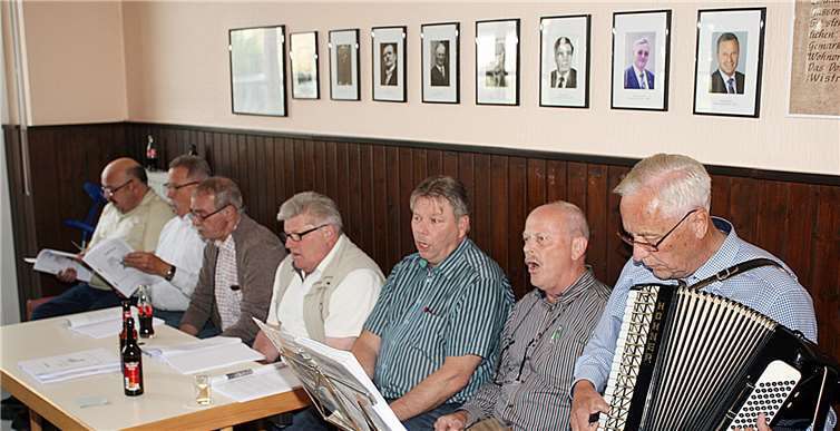 Für die musikalische Begleitung sorgten die Musiker der musikalischen Westumer Jungs mit Quetsch und Keyboard.