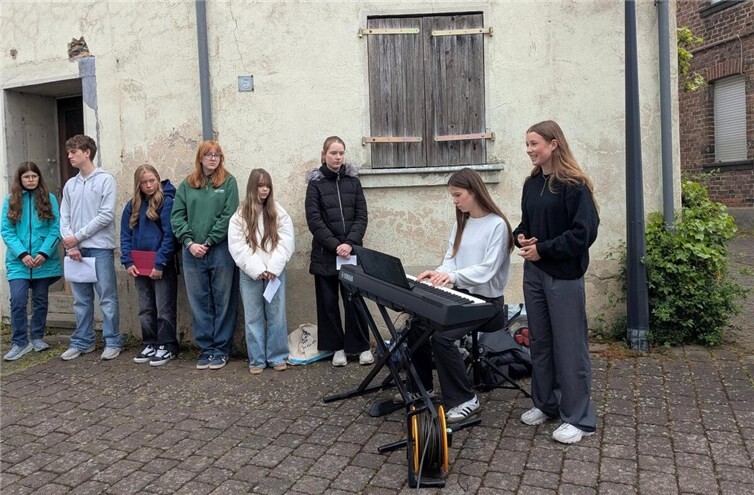 Für die musikalische Gestaltung sorgten Nina Simon und Leona Wetzel mit Keyboard und Gesang.