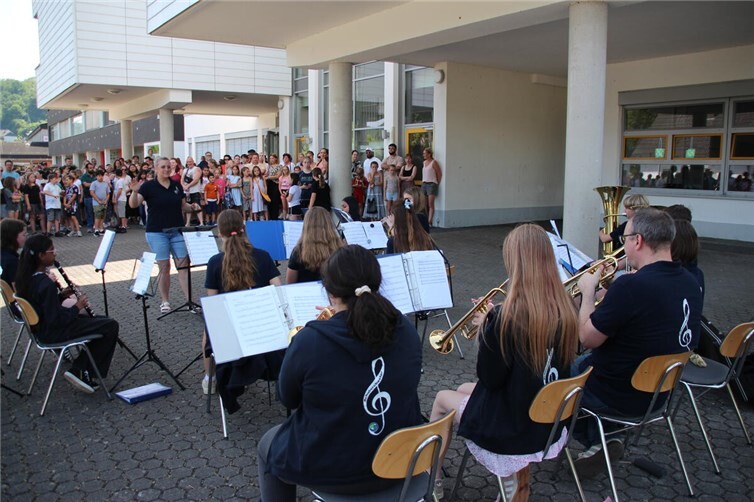 Für die musikalische Umrahmung sorgte das Schulorchester, das mit mehreren Beiträgen sein Können zeigte. Gleichzeitig präsentierte die Schule damit eines ihrer besonderen Profile: die Bläserklasse.