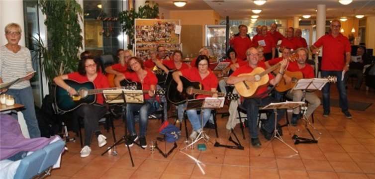 Für die musikalische Unterhaltung sorgten die Gitarrengruppe sowie der Chor aus Müden. privat