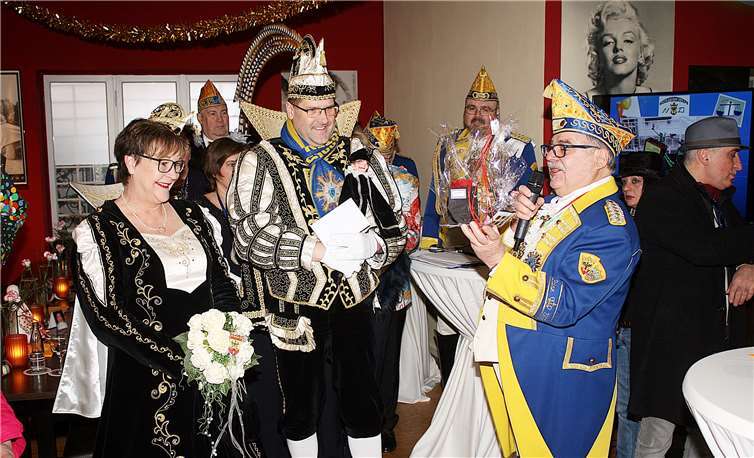 Für die närrischen Regenten gab es statt Strafen ein Geschenk.