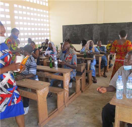 Für die neuen Klassenräume werden noch weitere Bänke benötigt.