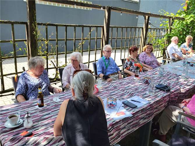 Für die relative kleine Gemeinschaft der Landsegnung-Nachbarschaft fanden sich viele Nachbarinnen und Nachbarn zum Sommerfest in der Pizzeria „Da Rosanna“ ein. Foto: privat