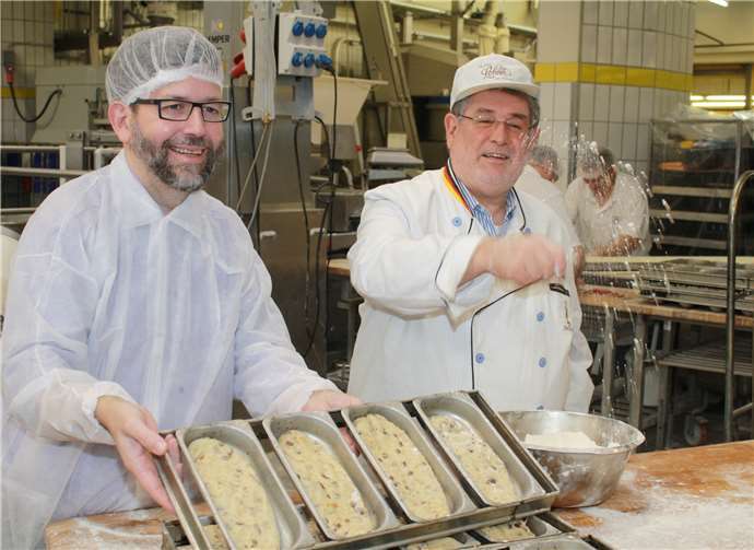 Für die schöne Aktion Weihnachtsüberraschung nach Jordanien, legten Achim Lohner und Stadtbürgermeister Wolfgang Lambertz gemeinsam Hand an.